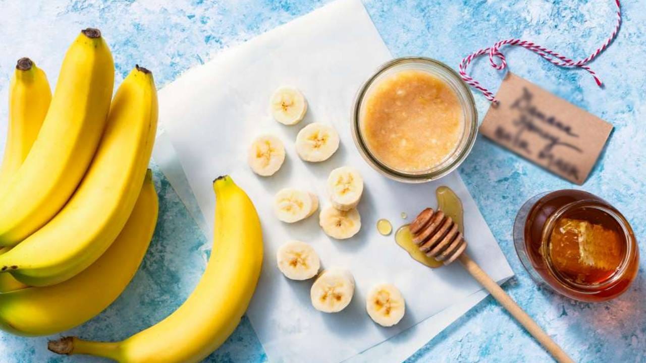 केळ्यामुळे केस होतील चमकदार... जाणून घ्या कसे वापरावे? केळ्यामुळे केस होतील चमकदार... जाणून घ्या कसे वापरावे?