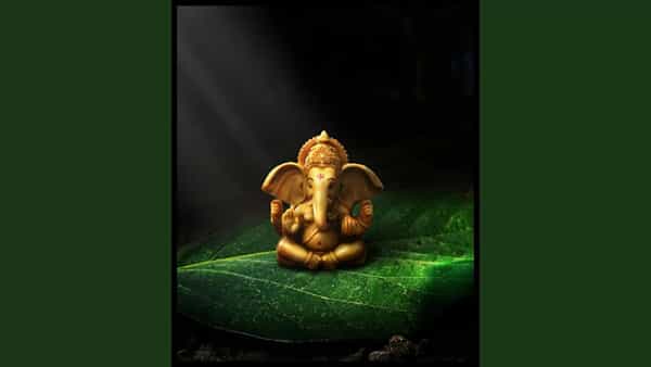 वास्तुशास्त्रानुसार, तुम्ही गणपतीची पितळी मूर्ती भेट म्हणून द्यावी. ही मूर्ती समृद्धी आणि सौभाग्याचे प्रतीक मानली जाते. जेव्हा तुम्ही एखाद्याला गणपतीची पितळी मूर्ती भेट म्हणून देता तेव्हा तुमच्या घरात आनंद आणि शांती येते.
