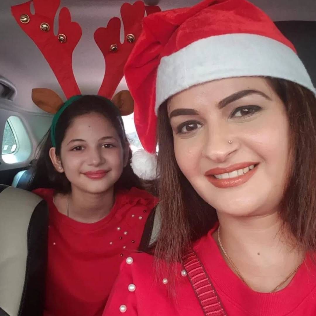 जेव्हा हर्षाली मल्होत्राला 'बजरंगी भाईजान'साठी साइन केलं, त्यावेळी तिने 2-3 लाख रुपये फी घेतली होती. हर्षाली मल्होत्राची मम्मीच नाही पप्पा सुद्धा चर्चेत असतात. विपुल मल्होत्रा पेशाने बिझनेसमन आहे. हर्षालीची आई सुद्धा आपल्या स्टाइलने प्रत्येकाच लक्ष वेधून घेते.   