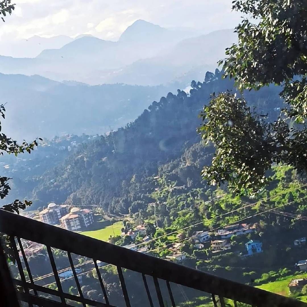 ज्यांना शांततेत वेळ घालवायचा आहे, त्यांच्यासाठी भीमताल एक परफेक्ट जागा आहे. इथे इतर शहरांसारखी माणसांची गर्दी, हॉर्नचे आवाज ऐकू येणार नाहीत. तुम्हाला सुंदर तलाव आणि पक्ष्यांचा किलबिलाट ऐकू येईल. .(Credit: Nisargnirvanaofficial)