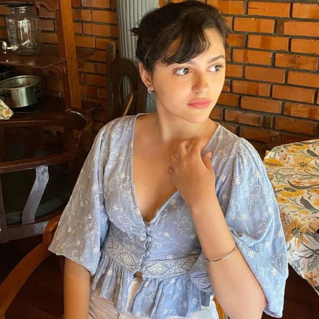 अनीत पड्डाचा जन्म 14 ऑक्टोंबर 2002 रोजी पंजाब अमृतसर येथे झाला. अमृतसरमध्ये शीख धर्माच पवित्र तीर्थस्थळ सुवर्ण मंदिर आहे. अनीतच कुटुंब शीख रिती-रिवाजांच पालन करतं. लहानपणापासून तिला गुरबाणी, सेवा आणि संयमाच महत्त्व शिकवण्यात आलय. 