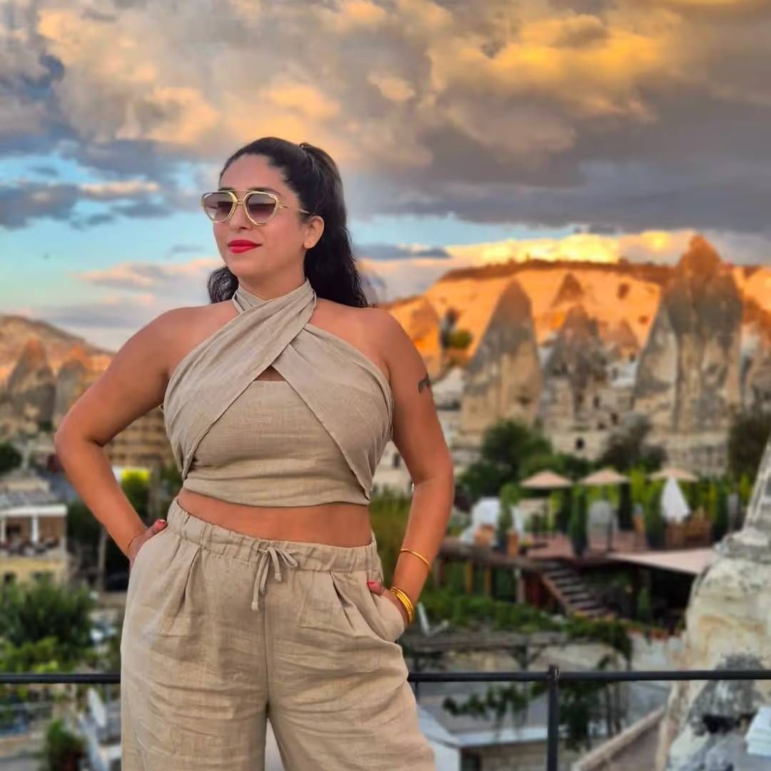 नेहाने सांगितलं की, तिची मम्मी खूप स्ट्रिक्ट आहे. जेव्हा मी तिला माझ्या लग्नाबद्दल सांगितलं, तेव्हा तिची प्रतिक्रिया होती, मला काय सांगते? मी सांगितलं लग्न करीन तर याच मुलाशी. 