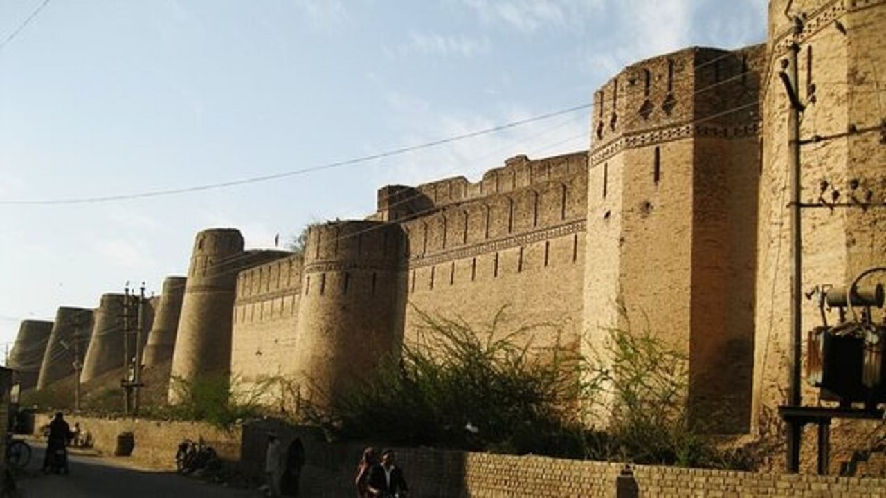 भाटनेर किल्ला हा भारतातील राजस्थान राज्यातील हनुमानगड येथे स्थित एक प्राचीन किल्ला आहे. भारतातील सर्वात जुन्या किल्ल्यांमध्ये त्याची गणना होते आणि राजस्थानमधील सर्वात जुना किल्ला आहे.  