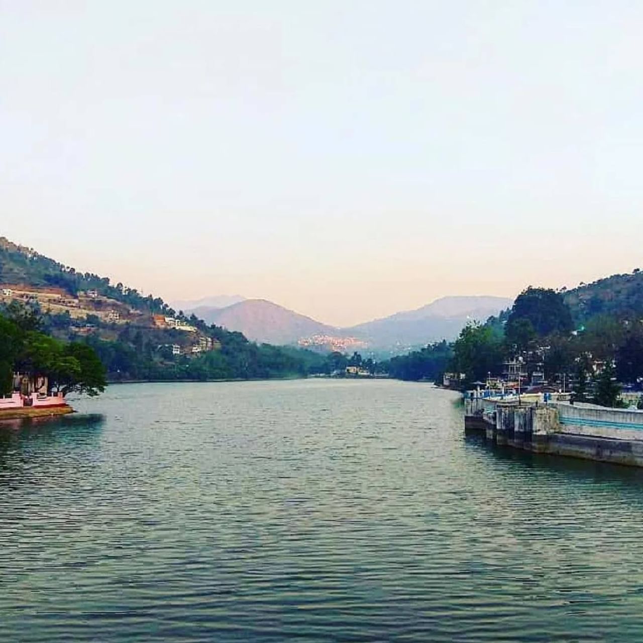 भीमताल हे उत्तराखंडमधील एक सुंदर हिल स्टेशन आहे. लोक अनेकदा गर्मी वाढल्यानंतर या ठिकाणी सुट्टया घालवायला जातात. प्रियंका चोपडाच शहर बरेलीपासून भीमताल फक्त 130 किलोमीटर अंतरावर आहे. बेरलीवरुन तिथे पोहोचायला फक्त तीन ते चार तासांचा वेळ लागतो. ( Credit: Tanaysakunia)