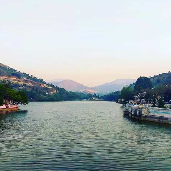 भीमताल हे उत्तराखंडमधील एक सुंदर हिल स्टेशन आहे. लोक अनेकदा गर्मी वाढल्यानंतर या ठिकाणी सुट्टया घालवायला जातात. प्रियंका चोपडाच शहर बरेलीपासून भीमताल फक्त 130 किलोमीटर अंतरावर आहे. बेरलीवरुन तिथे पोहोचायला फक्त तीन ते चार तासांचा वेळ लागतो. ( Credit: Tanaysakunia)
