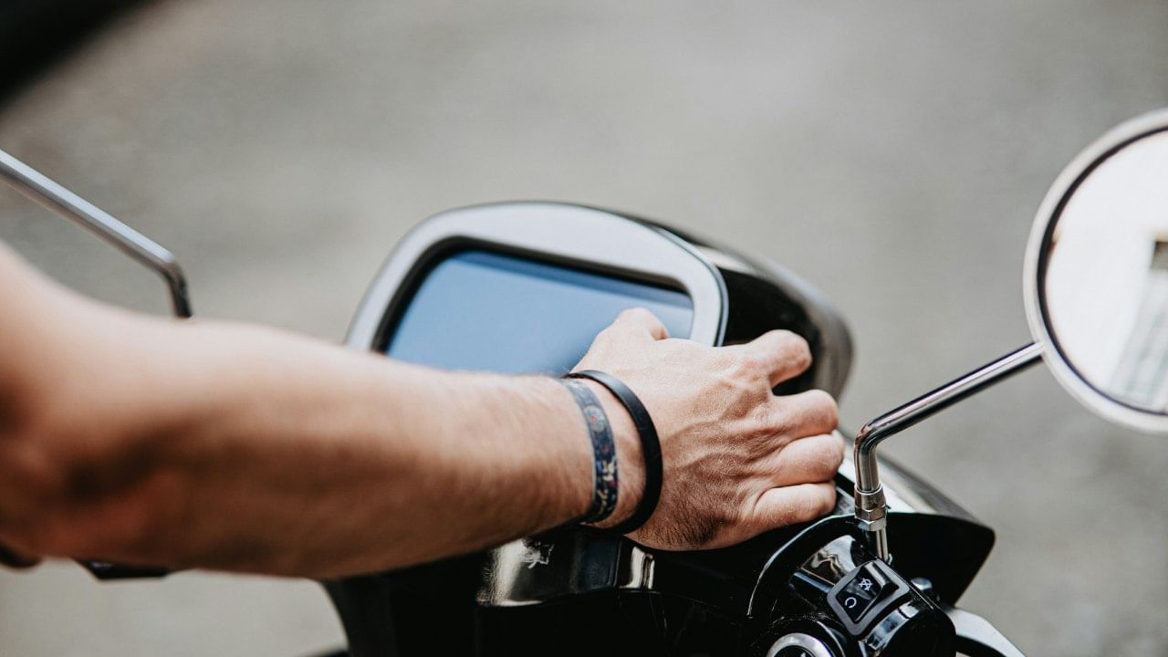 जेव्हा पेट्रोल खूपच कमी शिल्लक राहतं, तेव्हा ते टाकीच्या एका बाजूला जमा होतं. त्यामुळे ते इंजिनपर्यंत पोहोचू शकत नाही. अशा परिस्थितीत, बाईक साइड स्टँडवर उभी करा. थोडा वेळ तशीच ती झुकवून ठेवा. यामुळे, टाकीमध्ये जमा झालेलं पेट्रोल इंजिनपर्यंत पोहोचते आणि बाईक सुरु होते.