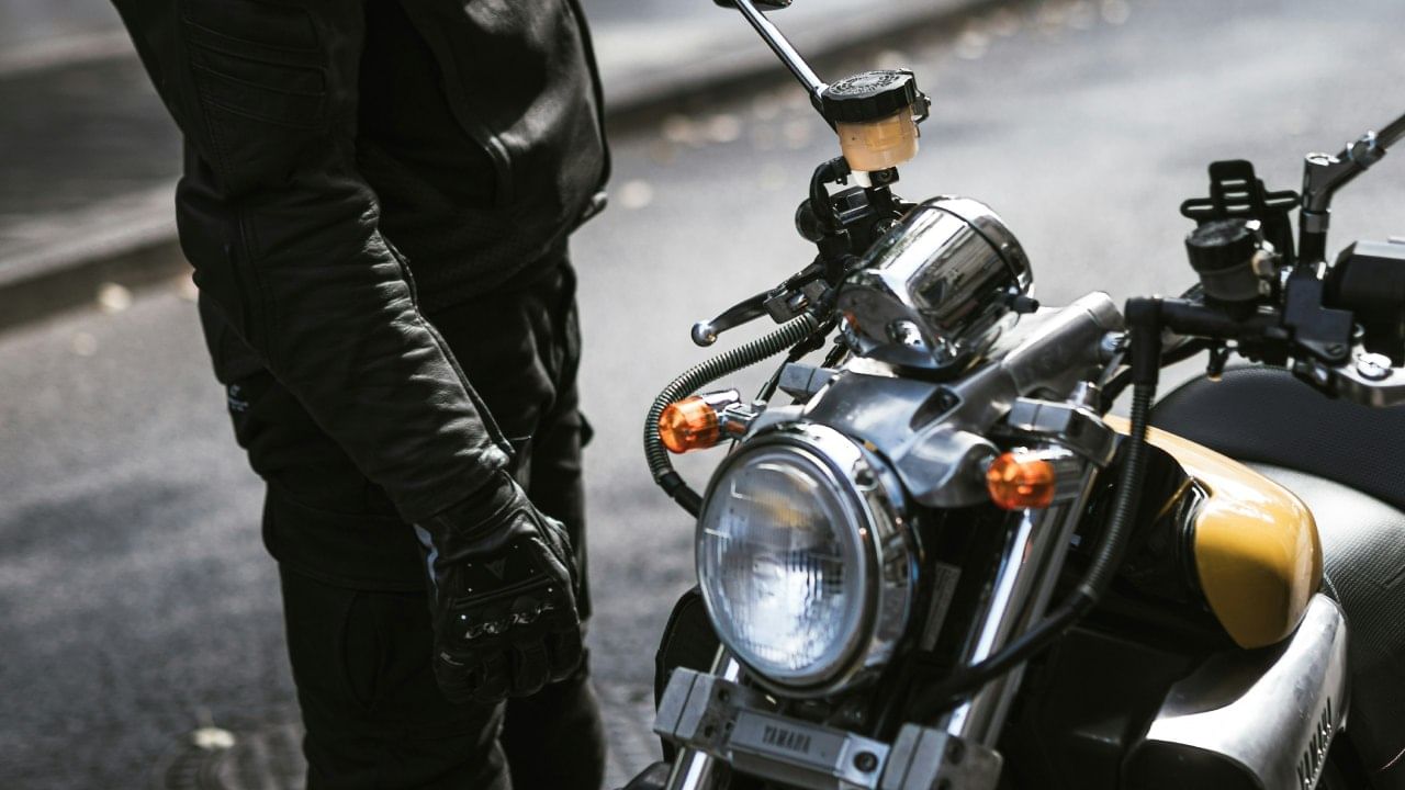 पण हे करताना एक गोष्ट लक्षात ठेवा की त्यात धूळ जाणार नाही, याची काळजी घ्या. यामुळे टाकीमध्ये थोडा दाब निर्माण होतो. यानंतर उरलेले पेट्रोल इंजिनपर्यंत पोहोचू शकते. कधीकधी ही सोपी युक्ती काम करते आणि बाईक सुरू होते.