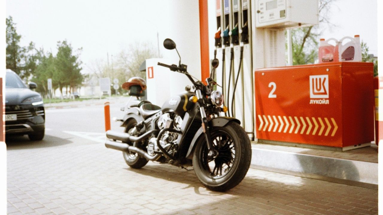 जर तुम्ही चॉकचे बटण दाबल्यानंतर बाईक सुरु केली, तर अजिबात वेळ न घालवता जवळच्या पेट्रोल पंपाजवळ पोहोचा. पण हे लक्षात ठेवा की सर्वच बाईकमध्ये चॉकची सिस्टीम नसते. त्यामुळे प्रवासाला निघण्यापूर्वी काळजी घ्या. जर चॉक काम करत नसेल, तर तुम्ही इंधन टाकीमध्ये हवा भरून दाब निर्माण करण्याचा प्रयत्न करु शकता. यासाठी, बाईकच्या पेट्रोल टाकीचं झाकण थोडं उघडा. त्यात हळू हळू फुंकर मारा.