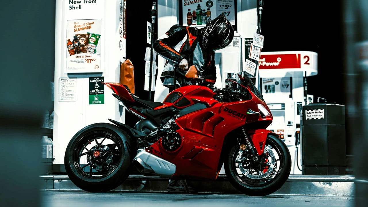 अनेकदा प्रवास करताना अचानक बाईकमधलं पेट्रोल संपल्यामुळे रस्त्यात अडकून पडायची वेळ येते. अशावेळी बाईक ढकलण्याशिवाय पर्याय नसतो आणि यामुळे खूप त्रास होतो. पण अशावेळी मग तुम्ही काही सोप्या युक्त्या केल्यात तर तुम्ही जवळच्या पेट्रोल पंपापर्यंत पोहोचू शकता.