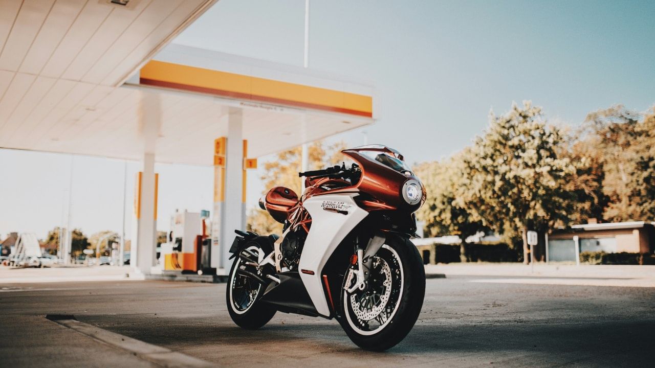 आपण कुठेतरी मस्त बाईक राईड करायला निघालोय आणि अचानक रस्त्यात पेट्रोल संपलं तर सर्वच गोष्टीचा हिरमोड होतो. रस्त्यात बाईकचे पेट्रोल संपणं ही खूप त्रासदायक गोष्ट आहे. पण जर कधी अशी परिस्थिती आलीच तर काय करावे हे अनेकांना समजत नाही. काही जण गोंधळतात, घाबरतात.