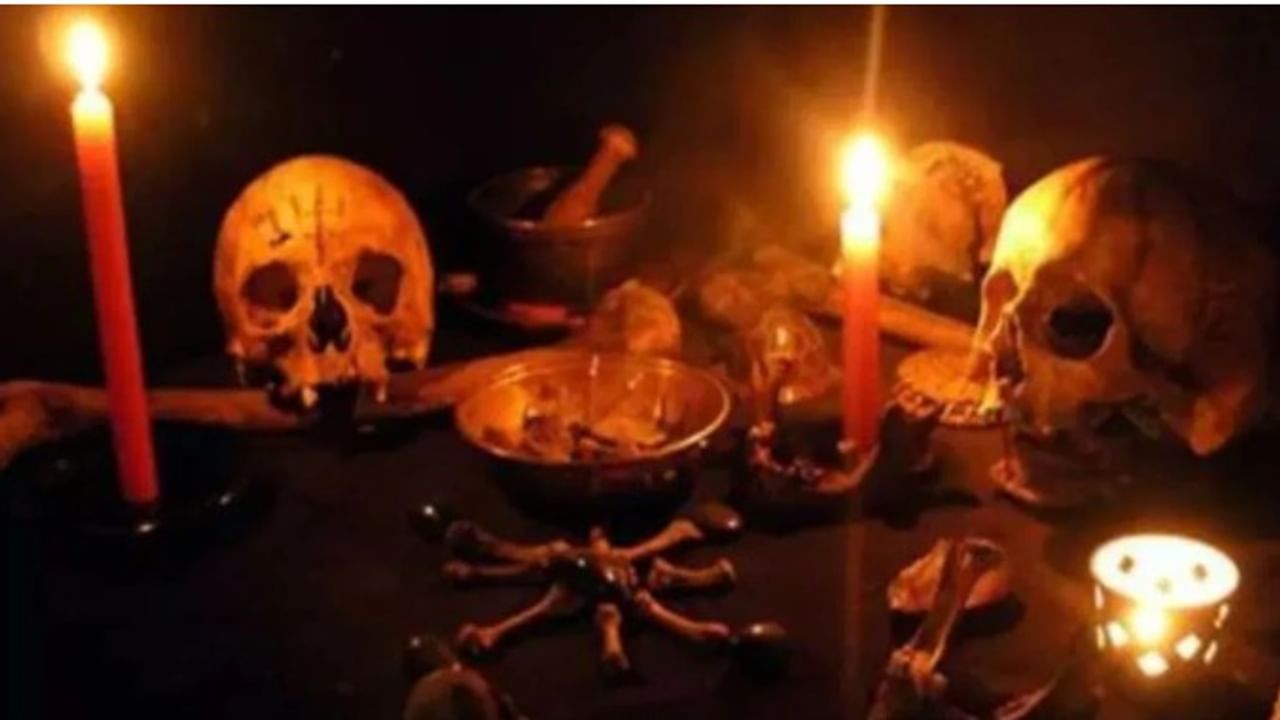 black magic अनेकदा निर्जन स्थळी, पर्वतावर तुम्हाला काळ्या रंगाच्या बाहुल्या, लिंबू, मिरची, हळदी-कुंकू दिसतं. महाराष्ट्रासह भारतातही अनेक ठिकाणी असे अघोरी प्रकार केले जातात.