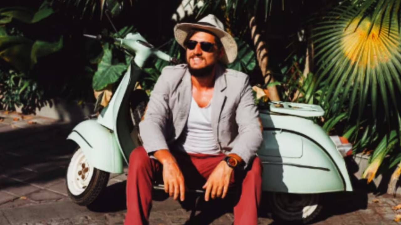 जसं जंक्शन, सेंट्रल आणि साधारण स्टेशनमध्ये अंतर असते. हॉटेल, मॉटेल आणि रिसॉर्टमध्ये अंतर असते. तसेच अंतर कोट आणि ब्लेजरमध्ये असते. पण हे सर्व प्रकार एकसारखेच वाटतात. कोट आणि ब्लेजरमध्ये फरक आहे.