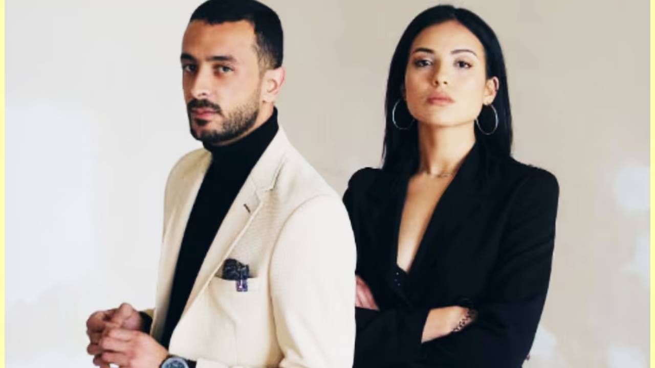 ऑनलाईन प्लॅटफॉर्म कोरावर एका युझर्सने याविषयीचा सवाल केला होता. या दोघांमध्ये एक मुलभूत फरक हा आहे की, कोट हा त्या सूटचाच एक भाग असतो. त्यामध्ये पँटचा पण समावेश असतो. तर दुसरीकडे ब्लेजर हे स्वतंत्र खरेदी करावे लागते. ते कोणत्याही पँटवर रंगसंगती पाहून घालावे लागते. ते जीन्सवर पण घालता येते.