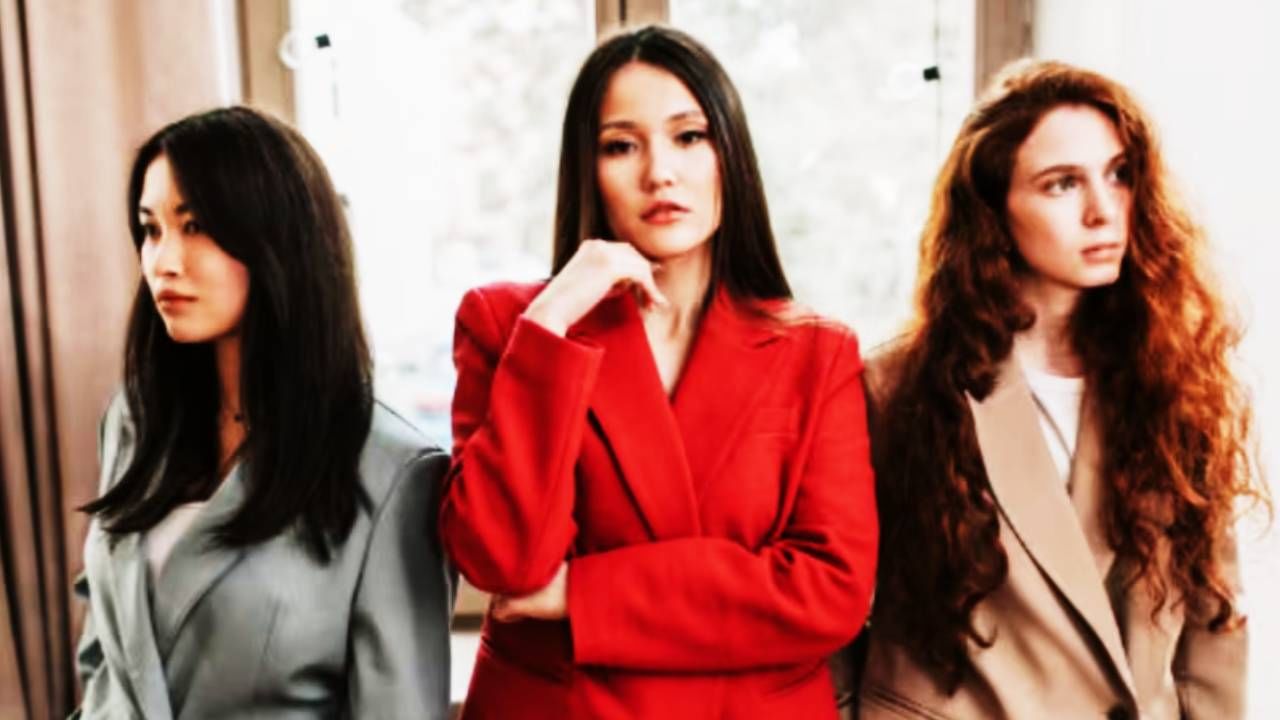 तर उलट ब्लेजर हा रोज वेगवेगळ्या शर्ट-पँटवर वापरता येते. ते कोणत्या कार्यक्रमात अथवा अनपौचारिक ठिकाणी उपयोगी ठरते. कोट प्रमाणे ब्लेजर अधिर रंगबिरंगी नसतात. ते फिकट रंगाचे, छटांचे असतात.