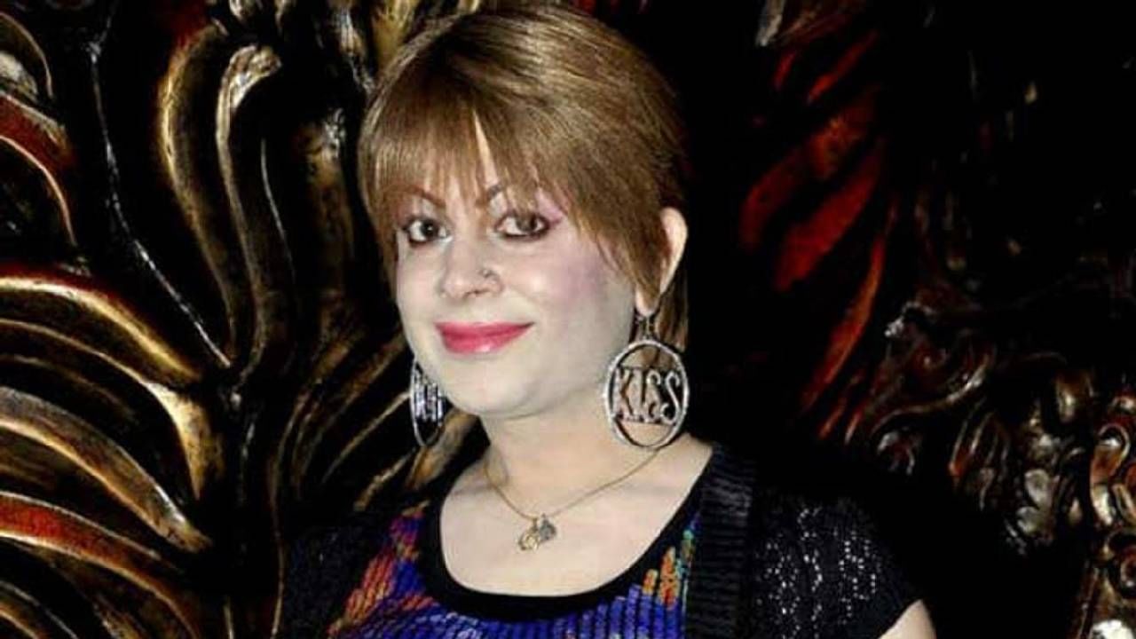 'ताल', 'जीना सिर्फ मेरे लिए', 'चलते-चलते' यांसारख्या चित्रपटांमध्ये भूमिका साकारलेली ट्रान्सजेंडर अभिनेत्री बॉबी डार्लिंगने तिच्या खासगी आयुष्यात अनेक दु:ख झेलले आहेत. काही वर्षांपूर्वी ती पती रमणिक शर्मापासून विभक्त झाली. नुकत्याच दिलेल्या एका मुलाखतीत बॉबीने लिंग परिवर्तनाबद्दल पश्चात्ताप व्यक्त केला. 
