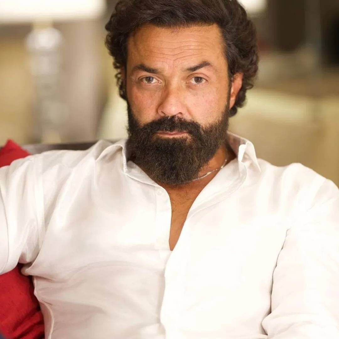 बॉबी देओलसाठी सध्या चांगले दिवस आहेत. Animal नंतर बॉबी देओल वेगवेगळ्या चित्रपटांमध्ये काम करत आहे. बॉलिवूडच नाही, दक्षिणेच्या चित्रपटातही बॉबीने खतरनाक विलनचा रोल साकारला आहे. बॉबीच्या करिअरची गाडी रुळावर आणली ती 'आश्रम' वेबसीरीजने. या आश्रम वेब सीरीजमध्ये एका अभिनेत्रीसोबत बॉबी देओलचे रोमँटिक सीन्स खूप गाजलेले. 