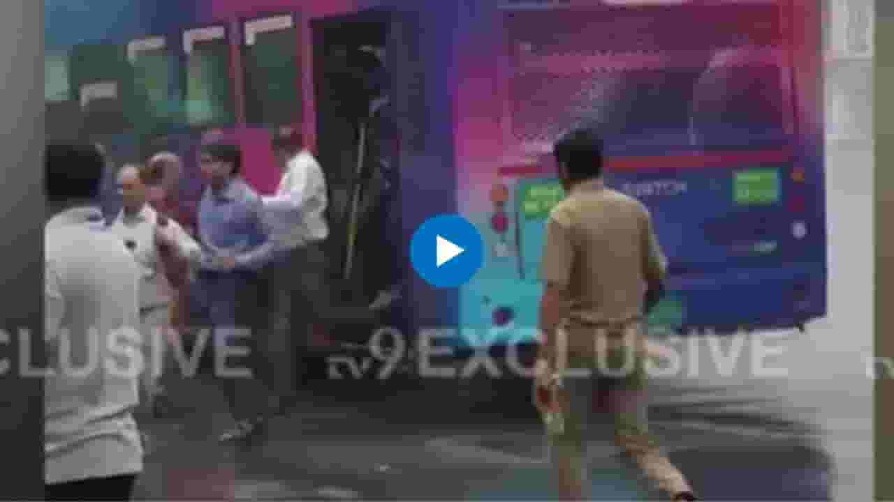 डबल डेक्करला आग अन् प्रवाशांनी बसमधून घेतल्या उड्या, थरारक व्हिडीओ आला समोर