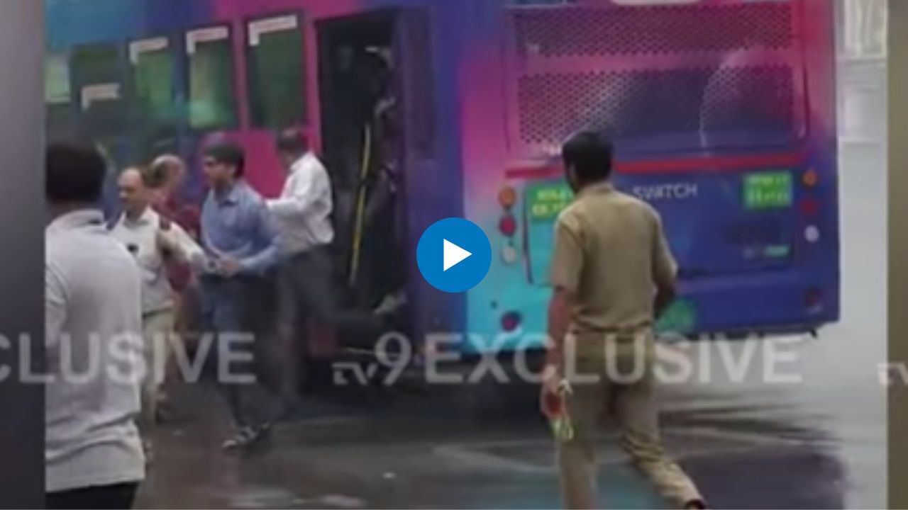 डबल डेक्करला आग अन् प्रवाशांनी बसमधून घेतल्या उड्या, थरारक व्हिडीओ आला समोर