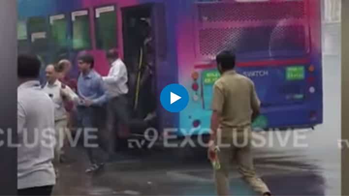 डबल डेक्करला आग अन् प्रवाशांनी बसमधून घेतल्या उड्या, थरारक व्हिडीओ आला समोर डबल डेक्करला आग अन् प्रवाशांनी बसमधून घेतल्या उड्या, थरारक व्हिडीओ आला समोर