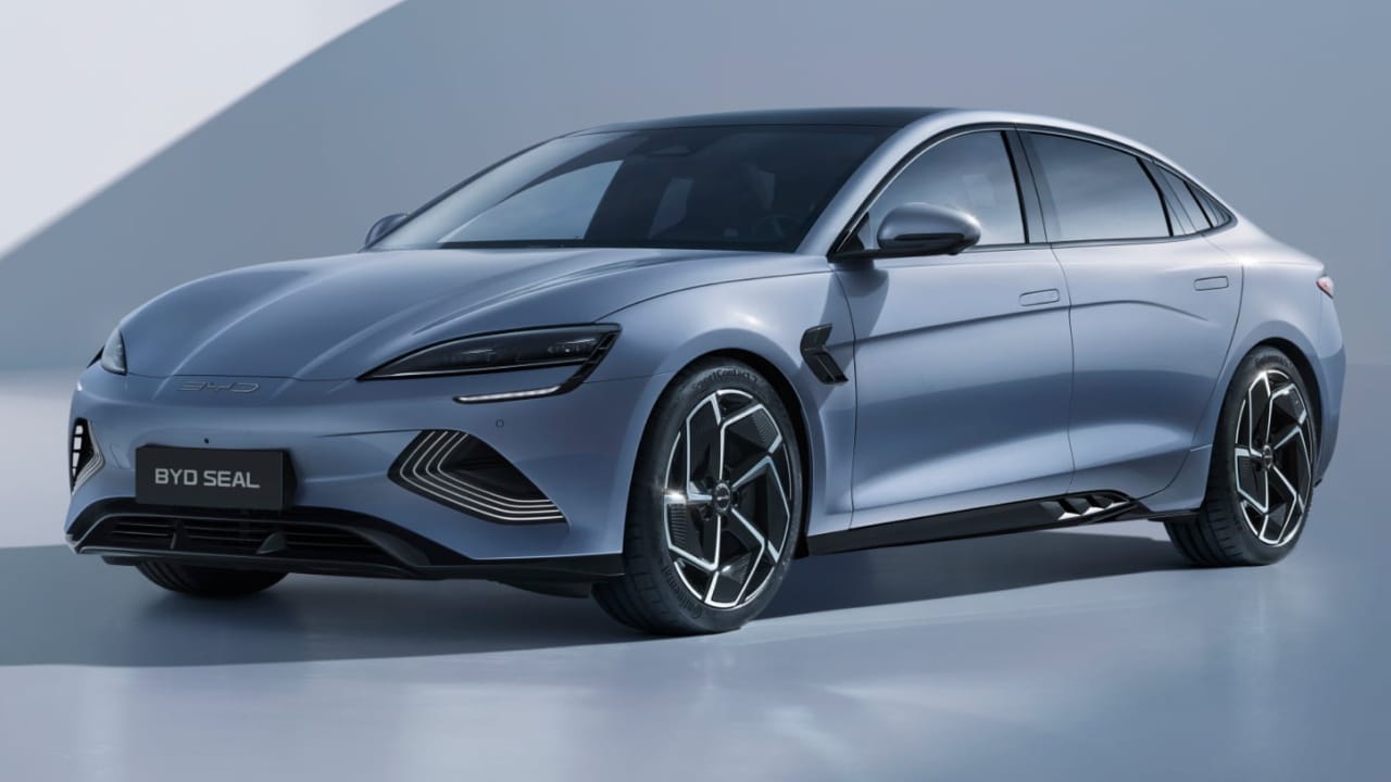 टेस्लाची BYD या चीनी कंपनीशी थेट स्पर्धा असणार आहे. BYD सील ही कार 53 लाख रुपयांना उपलब्ध आहे. ही कार 580 किमीची रेंज देते आणि 0 ते 100 किमी/तास वेग फक्त 3.8 सेकंदांत गाठते. कारण ती टेस्लापेक्षा वेगवान आहे. यात 15.6 इंच टचस्क्रीन आणि पॅनोरॅमिक सनरूफसारखे फीचर्स आहेत.