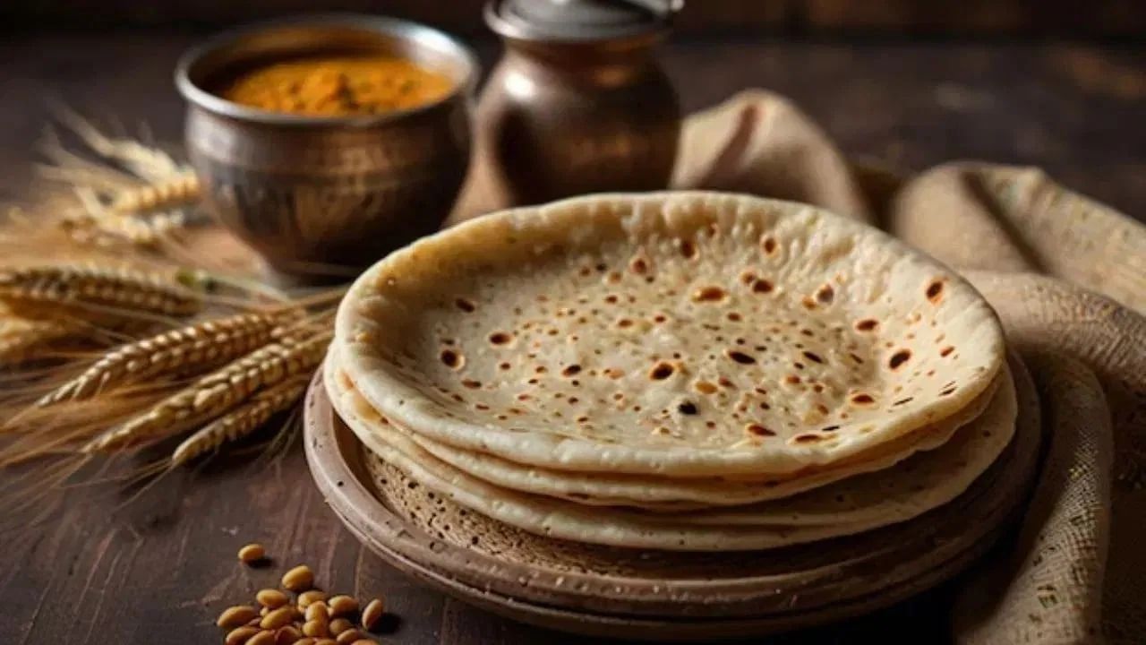 गव्हाची चपाती -  यामध्ये फायबर, प्रथिने आणि कार्बोहायड्रेट्स असतात, जे ऊर्जा प्रदान करतात. गव्हात व्हिटॅमिन बी आणि लोह देखील असते, जे अशक्तपणा रोखण्यास मदत करते. परंतु जर गव्हाची जास्त प्रक्रिया केली तर त्यातील पोषक घटक कमी होऊ शकतात.  