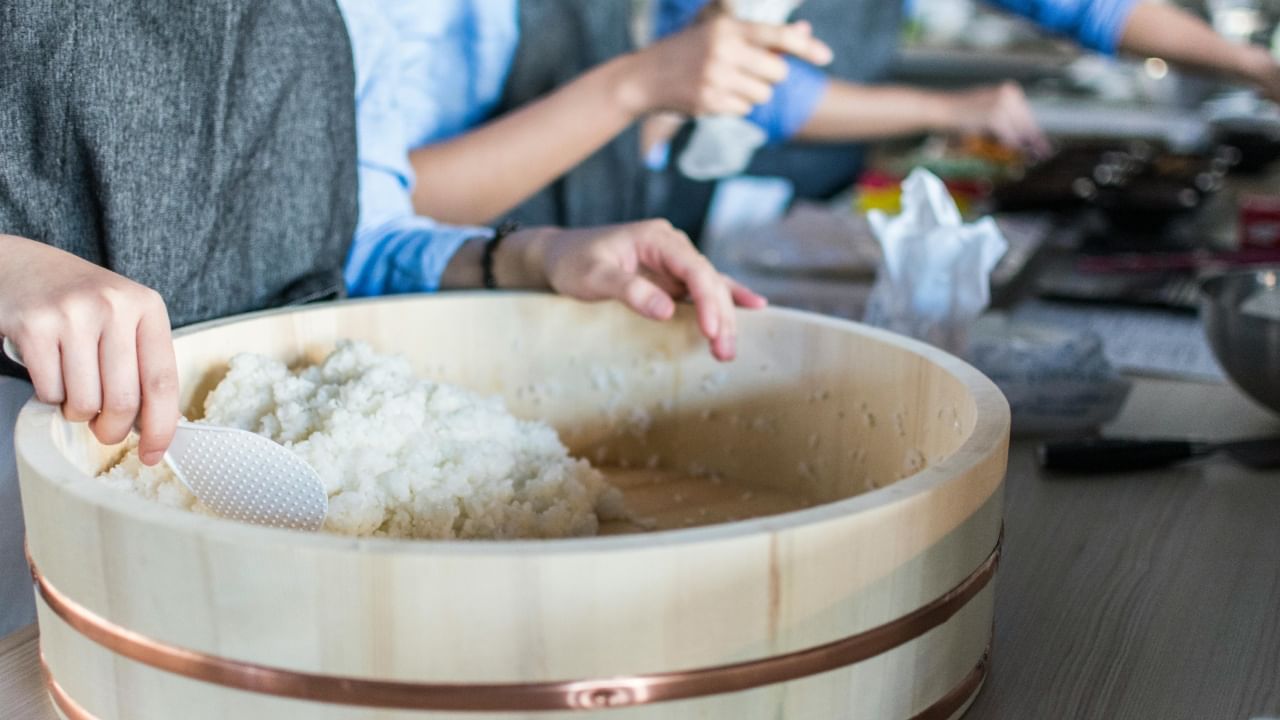 यामुळे तांदळात कॅलरी आणि पोषक तत्वांचे प्रमाण कमी आढळते. मात्र तांदळात सोडियमचे प्रमाण कमी असल्याने ते उच्च रक्तदाब असलेल्या लोकांसाठी फायदेशीर ठरते. चपाती आणि भात दोन्हीही आपापल्या जागी फायदेशीर मानले जातात.  मात्र, वजन कमी करणाऱ्यांसाठी त्यांचे प्रमाण आणि जेवणाची वेळ अत्यंत महत्त्वाची असते.