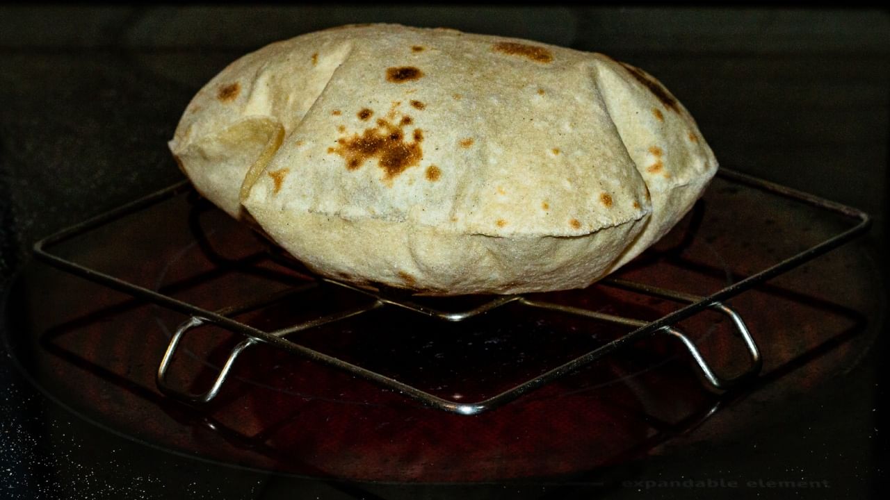 वजन कमी करताना काय खात आहोत यापेक्षा किती खात आहोत हे अधिक महत्त्वाचे आहे. एका वेळी अर्धी वाटी भात किंवा दोन चपात्या हा आहार पुरेसा मानला जातो. चपातीच्या तुलनेत भात लवकर पचतो, पण त्यामुळे लवकर भूक देखील लागते.