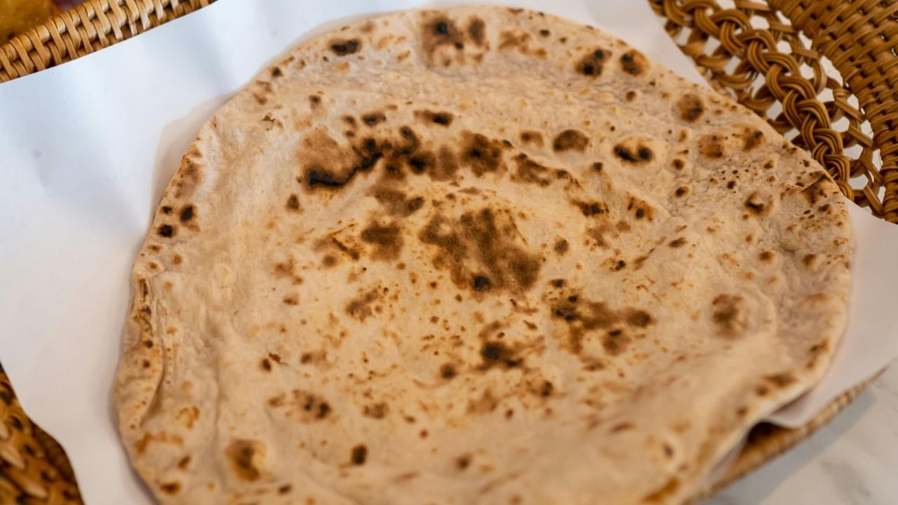 रात्री जास्त प्रमाणात कार्ब्स घेतल्याने पोट फुगल्यासारखे वाटू शकते. त्यामुळे पोषक तत्वांच्या शोषणातही अडथळा येऊ शकतो. गहू, बाजरी, ज्वारी किंवा नाचणीसारख्या धान्यांपासून बनलेली चपाती, भाकरी केवळ पौष्टिक नसते, तर त्यामुळे जास्त वेळ पोट भरलेले राहते.