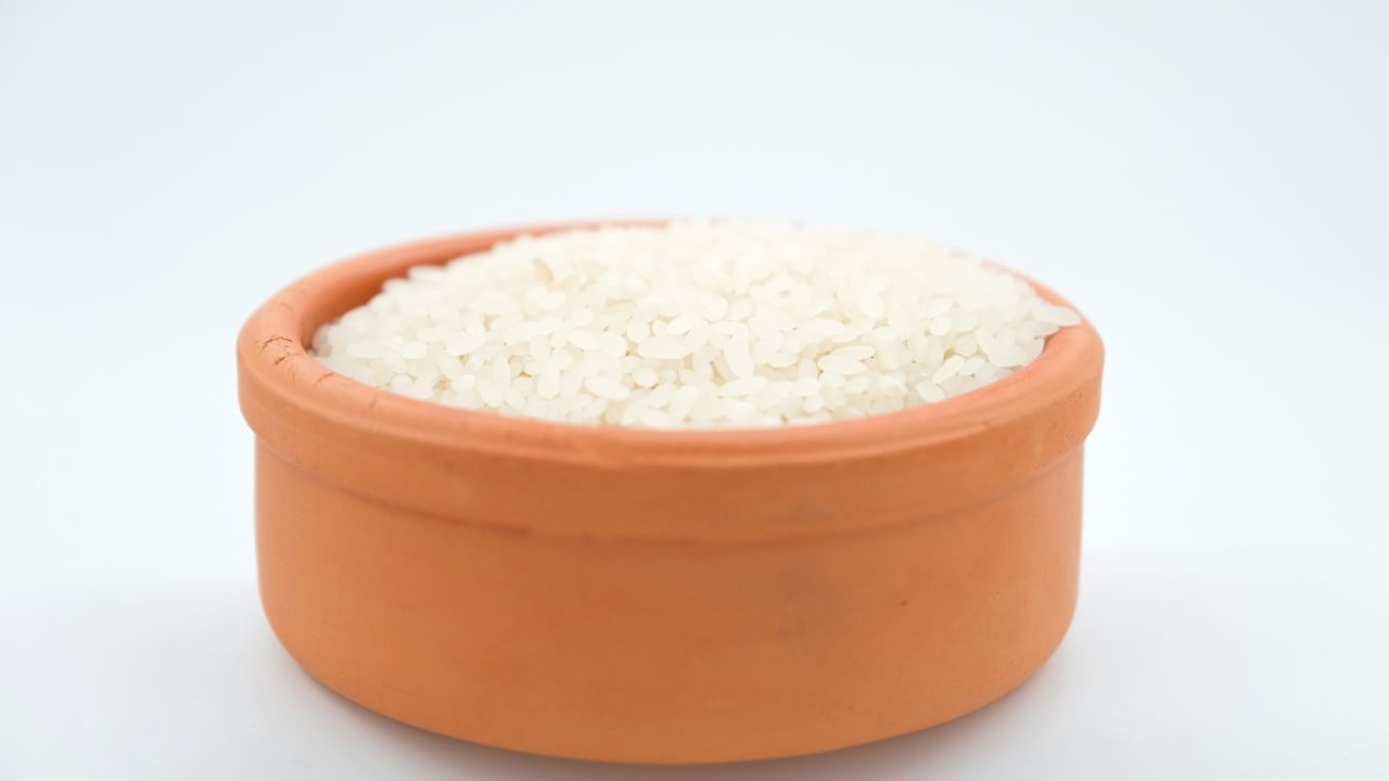 भातात चरबी आणि कोलेस्टेरॉल खूप कमी असल्याने ते हृदयासाठी चांगले मानले जाते. पांढऱ्या तांदळाऐवजी ब्राऊन राईस हा फायबर आणि पोषक तत्वांनी समृद्ध असल्याने अधिक चांगला पर्याय आहे. पांढरा भात रक्तातील साखर लवकर वाढवतो. त्यामुळे भात मर्यादित प्रमाणात प्रथिने किंवा फायबरयुक्त पदार्थांसोबत खाणे महत्त्वाचे आहे.