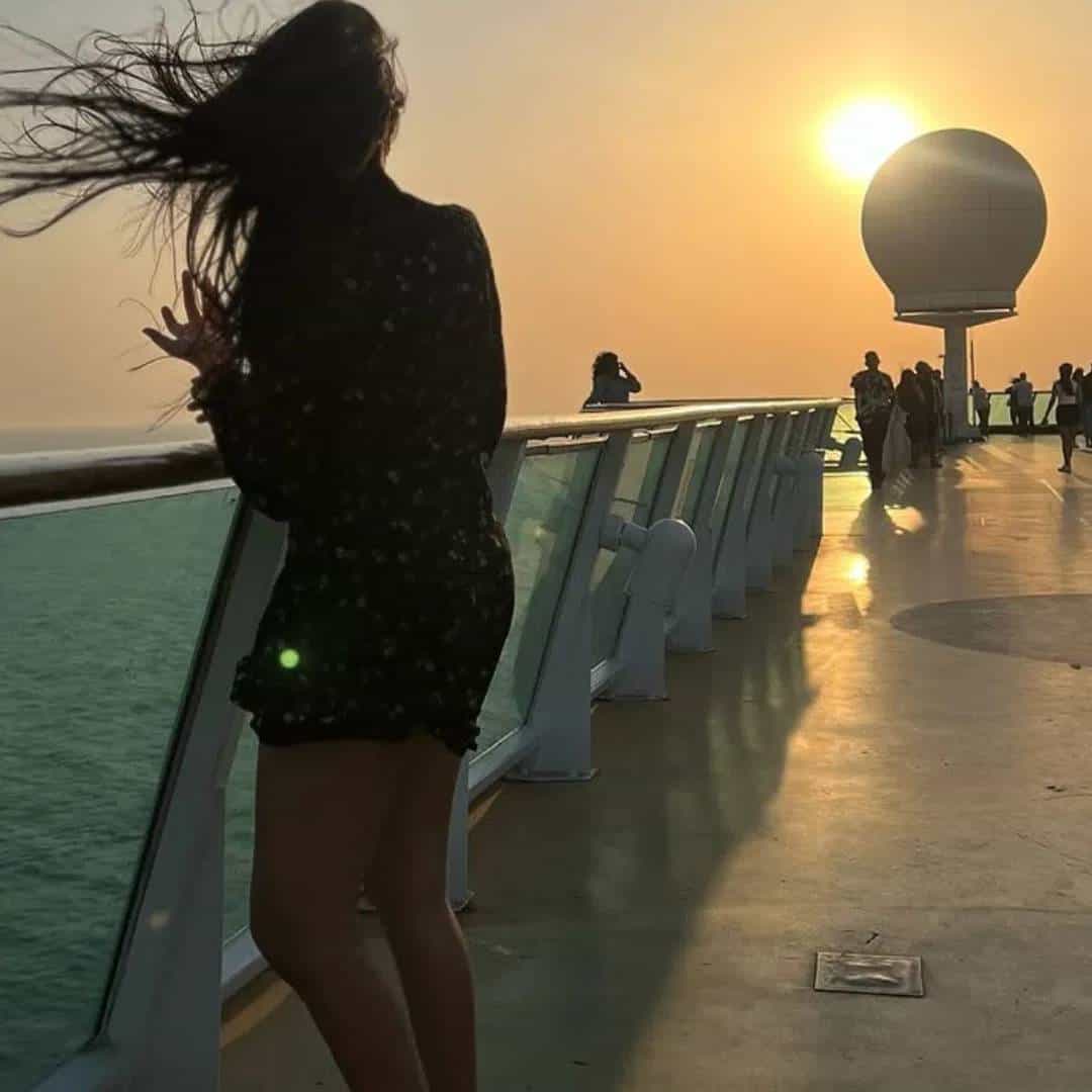 टीव्ही असो वा चित्रपट...सेटवर अनेक लव्ह स्टोरीज सुरु होतात. एकत्र काम करताना अभिनेते-अभिनेत्री सहकलाकाराच्या प्रेमात पडतात. सेटवरुन सुरु झालेली काही नाती आजही भक्कमपणे टिकून आहेत. आज आम्ही तुम्हाला अशा अभिनेत्रीबद्दल सांगणार आहोत, जी आपल्या ऑनस्क्रीन भावाच्या प्रेमात पडली. साखरपुडा केला. पण त्यानंतर हे नातं टिकलं नाही.