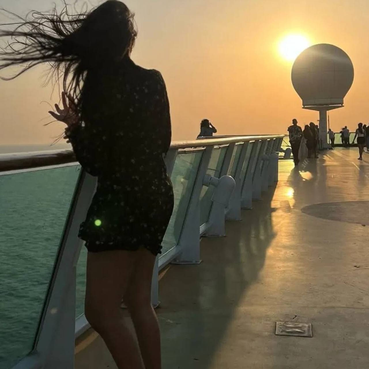 टीव्ही असो वा चित्रपट...सेटवर अनेक लव्ह स्टोरीज सुरु होतात. एकत्र काम करताना अभिनेते-अभिनेत्री सहकलाकाराच्या प्रेमात पडतात. सेटवरुन सुरु झालेली काही नाती आजही भक्कमपणे टिकून आहेत. आज आम्ही तुम्हाला अशा अभिनेत्रीबद्दल सांगणार आहोत, जी आपल्या ऑनस्क्रीन भावाच्या प्रेमात पडली. साखरपुडा केला. पण त्यानंतर हे नातं टिकलं नाही.