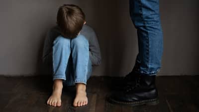 शिक्षिका की हैवान? तिसरीत शिकणाऱ्या चिमुकल्याचा हात जळत्या मेणबत्तीवर धरला अन्... पुढे जे घडलं ते भयानक कृत्य पाहून हादराल