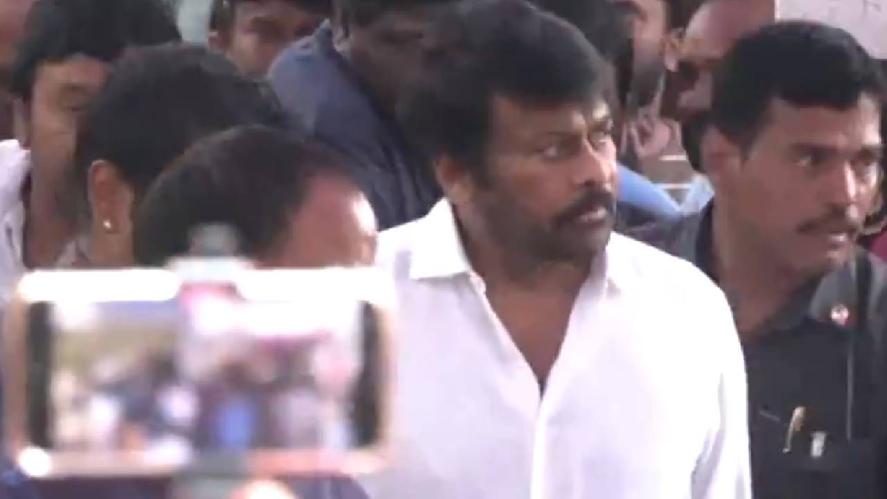 अभिनेते प्रकाश राजसुद्धा अंत्यदर्शनासाठी पोहोचले होते. यावेळी त्यांनी माध्यमांशी बोलणं टाळलं. दाक्षिणात्य चित्रपटसृष्टीतील मेगास्टार चिरंजीवी यांनीही श्रीनिवास राव यांना श्रद्धांजली वाहिली. कलाकारांशिवाय चाहत्यांनीही बरीच गर्दी केली होती.