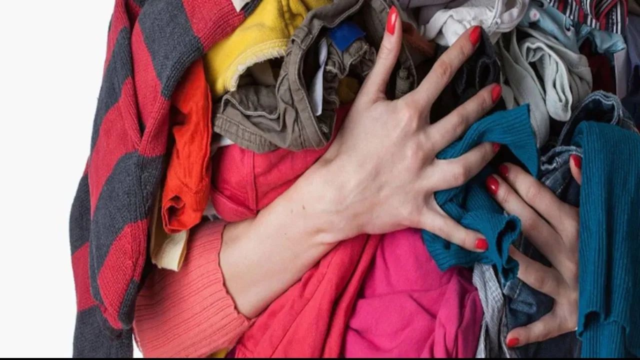 ज्योतिषशास्त्रानुसार, फाटलेले किंवा जुने कपडे घालल्याने व्यक्तीच्या जीवनावर वाईट परिणाम होतो. फाटलेले किंवा जुने कपडे घालल्याने व्यक्तीला अनेक समस्यांना तोंड द्यावे लागू शकते.