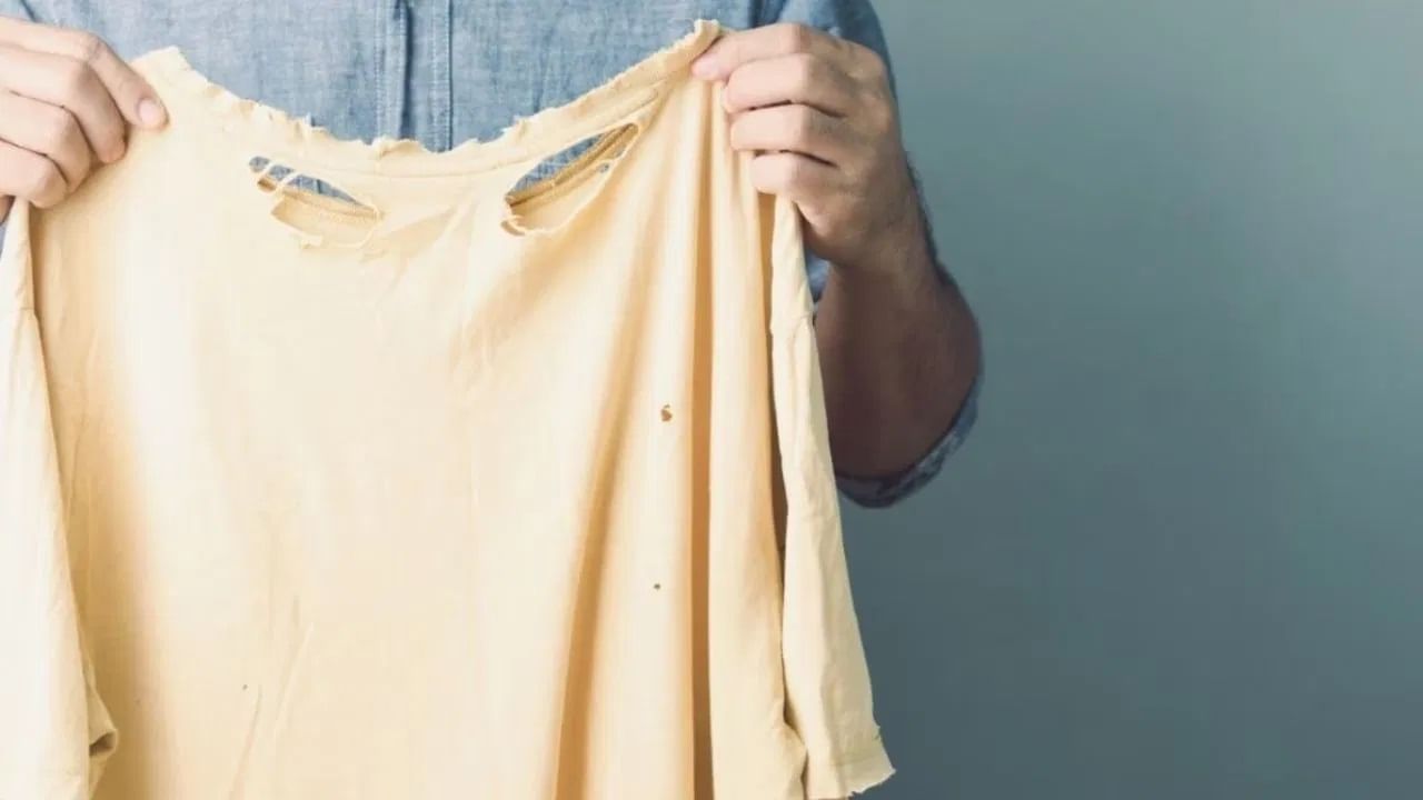 जर तुम्हीही फाटलेले कपडे घातले तर देवी लक्ष्मी कोपते, ज्यामुळे घरात गरिबी येऊ लागते. म्हणून, फाटलेले किंवा जुने कपडे घालणे टाळावे.