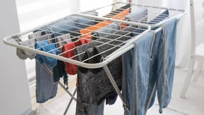 घरात कपडे वाळवताना लक्षात ठेवा ‘या’ 5 गोष्टी