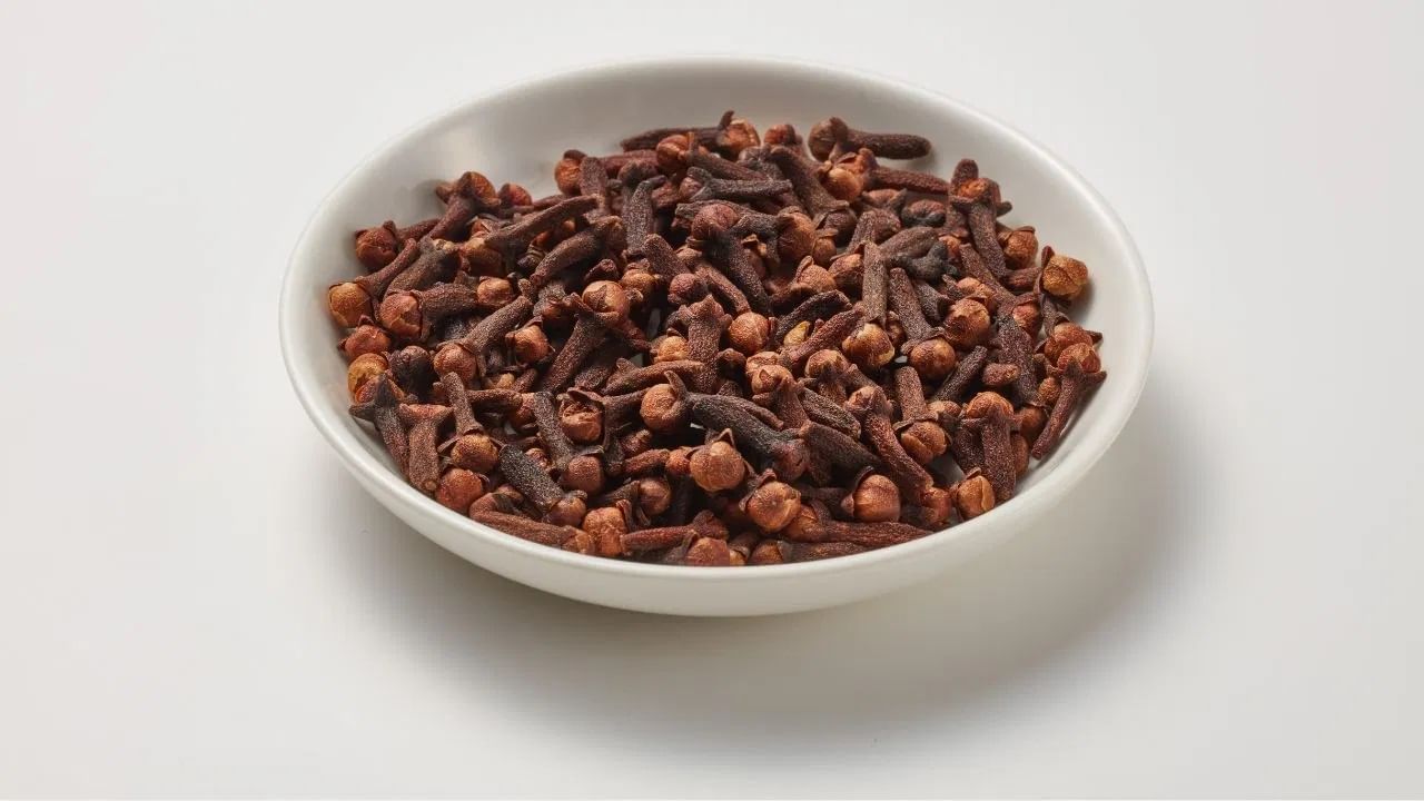 दररोज रात्री एका ग्लास पाण्यात सुमारे सात लवंगा भिजवा आणि झाकून ठेवा. सकाळी ते लवंग पाणी प्या. हे घरगुती उपाय विशेषतः यकृताशी संबंधित समस्या असलेल्यांसाठी फायदेशीर ठरू शकते.  (टीप: हा लेख फक्त माहितीसाठी आहे. ते वापरण्यापूर्वी, तुम्ही तुमच्या डॉक्टरांचा किंवा तज्ञांचा सल्ला घ्यावा.) 