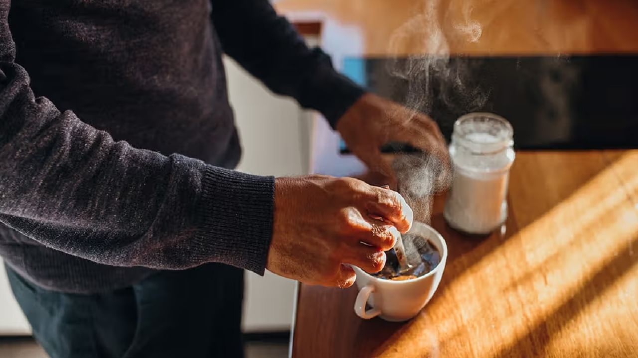 कॉफीमध्ये प्रोटीन पावडर मिक्स करून प्यायल्याने झटपट वेटलॉससह आरोग्यास मिळतील 'हे' जबरदस्त फायदे