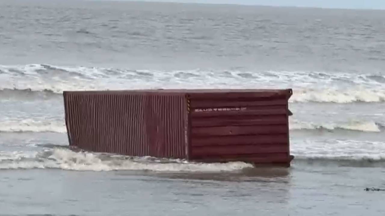 सध्या अर्नाळा पोलीस, कोस्टल गार्ड, आणि संबंधित यंत्रणा समुद्र किनाऱ्यावर पोहचली असून, ओहोटीची वाट पाहत आहेत.सध्या समुद्राला काही प्रमाणात भरती असल्याने कंटेनर समुद्राच्या पाण्यात आहे.