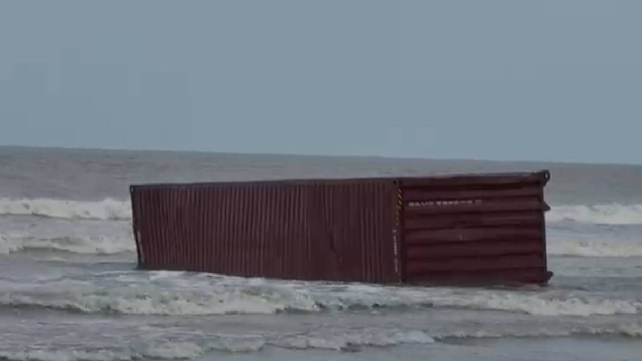 नालासोपारा समुद्र किनाऱ्यावर संशयास्पद कंटेनर आला वाहत, यंत्रणा अलर्टवर, नागरिकांमध्ये दहशत