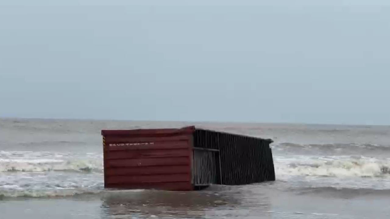 मालवाहतूक जहाजामधून तो समुद्रात पडला असावा आणि तो वाहत आला असल्याचा प्राथमिक अंदाज वर्तवला जात आहे.