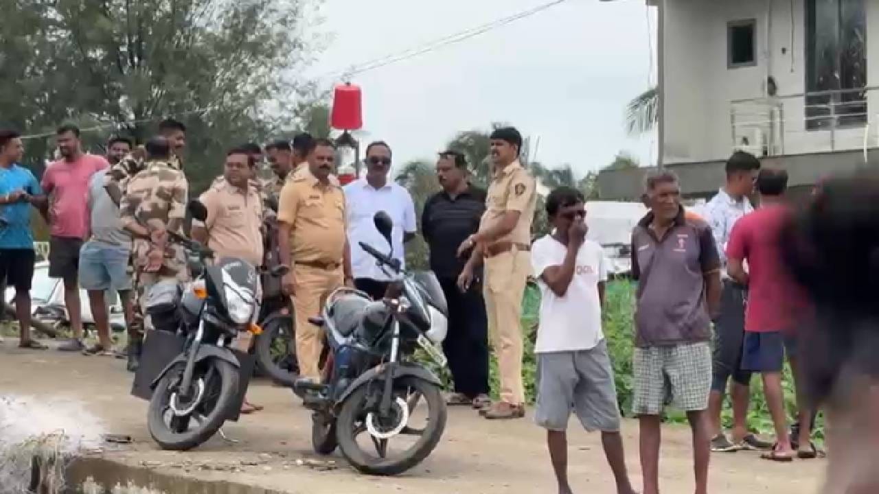 हा कंटेनर कुठून आणि कसा आला, त्यात काही संशयास्पद वस्तू आहेत का याचा तपास पोलीस करत आहेत. मात्र या अज्ञात कंटेनरमुळे नागरिकांमध्ये काही  काळ भीतीचे वातावरण होते. 