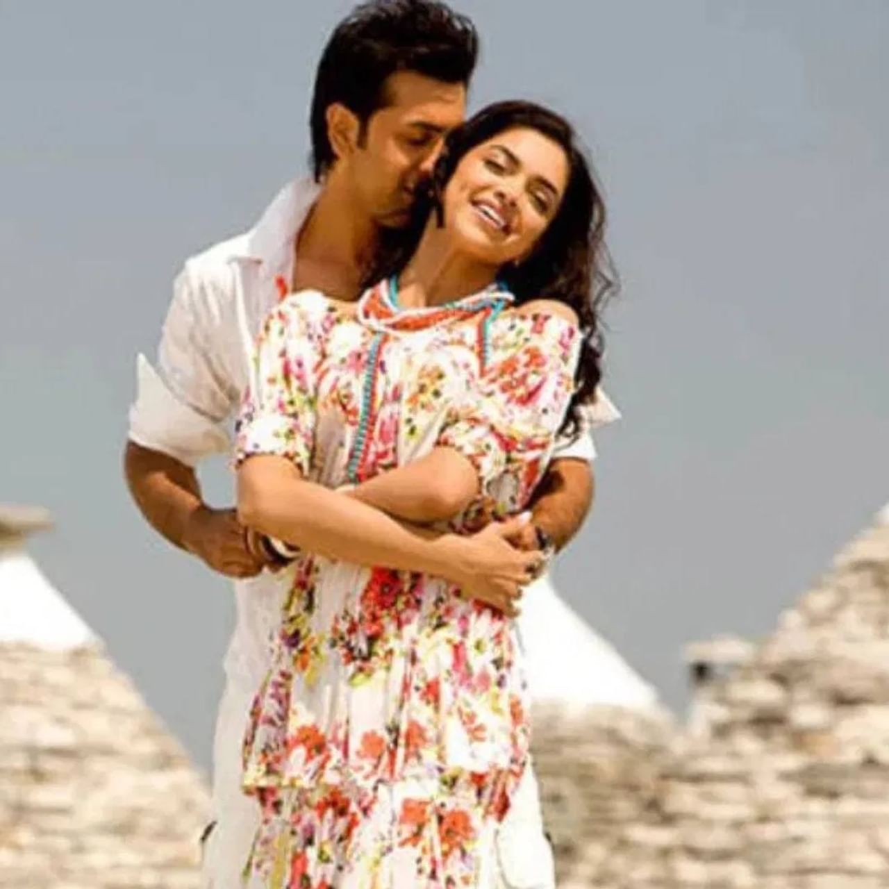 वर्ष 2008 मध्ये दीपिका आणि रणबीरची भेट झाली. ‘बचना ए हसीनों’च्या सेटवर पहिल्यांदा दोघांच्या नजरा भिडल्या. हळूहळू ही ऑन स्क्रीन जोडी ऑफ स्क्रीन एकत्र दिसू लागली.