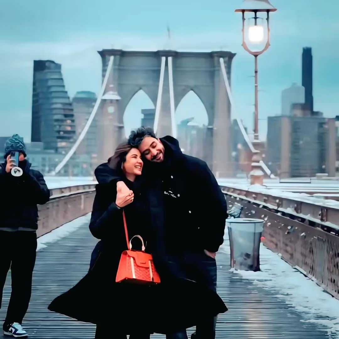 "आता मला समजलय की, घरी रोज नवनवीन जेवण बनतय. आमचे कुक्स हे जेवण बनवतायत. मला सेविंगची समज नव्हती. पण आता मला हे समजलय" असं अली गोनी म्हणाला. 