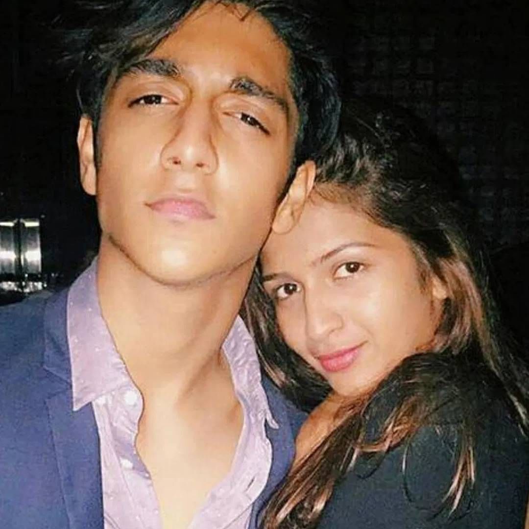 सोमवारी सुद्धा या चित्रपटाने भरपूर कमाई केली. पहिल्या दिवशी 21 कोटी छापणाऱ्या या चित्रपटाने सोमवारी 22 कोटी कमावले. सैकनिल्कच्या रिपोर्टनुसार या चित्रपटाने आतापर्यंत 105.75 कोटीची कमाई केली आहे. अहानचा चित्रपट पाहून इमोशन झालेल्या अभिनेत्री श्रुति चौहानची चर्चा आहे. अहान पांडेची ती रूमर्ड गर्लफ्रेंड असल्याचं म्हटलं जातं. ही कोण मुलगी आहे, जी I Love You म्हणाली?.