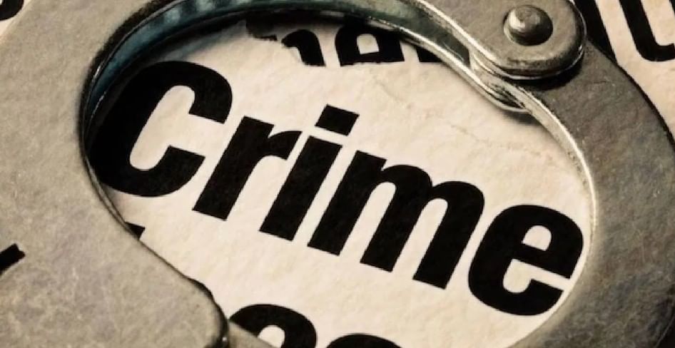 मिळालेल्या माहितीनुसार बीड शहरातील एका खासगी रुग्णालयात निवासी वैद्यकीय अधिकारी म्हणून कार्यरत असलेल्या डॉक्टरने आत्महत्या केली आहे. 