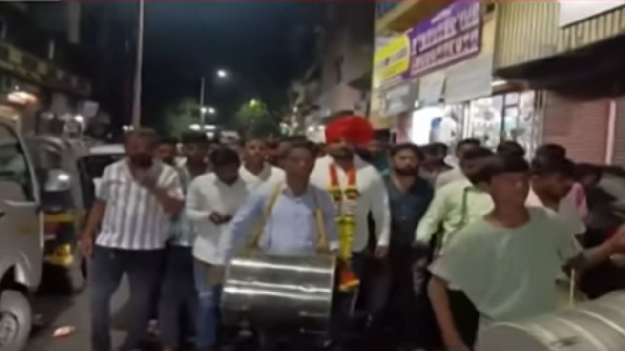 विधान भवनात मारहाण केली, जामीन मिळाला अन् आरोपीची मिरवणूक निघाली विधान भवनात मारहाण केली, जामीन मिळाला अन् आरोपीची मिरवणूक निघाली