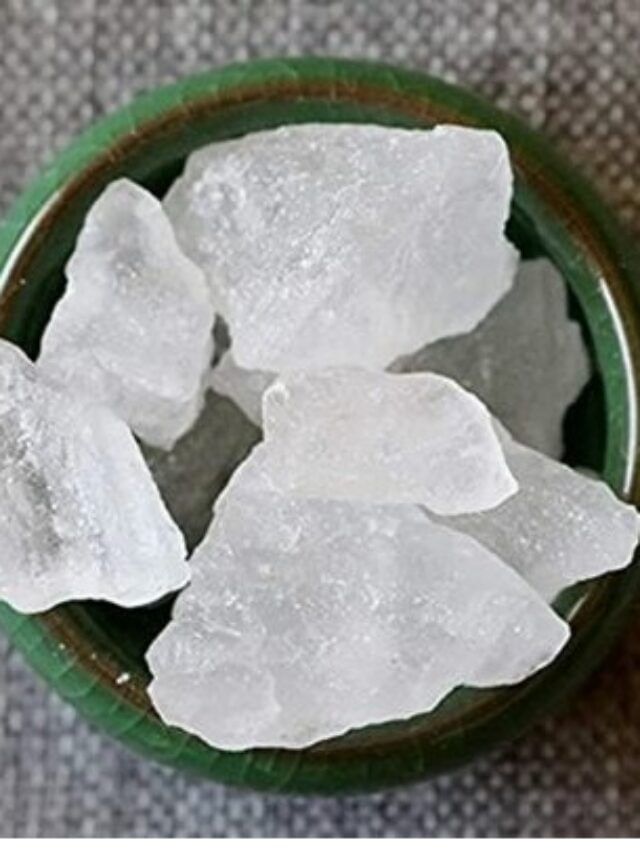 पिंपल्सपासून सुटका हवी तर तुरटीचा असा वापर करा पिंपल्सपासून सुटका हवी तर तुरटीचा असा वापर करा