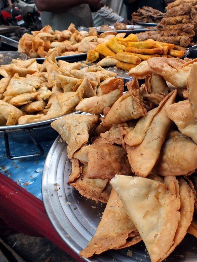 समोसा आणि जलेबी कोणी खाणे टाळले पाहिजे? समोसा आणि जलेबी कोणी खाणे टाळले पाहिजे?