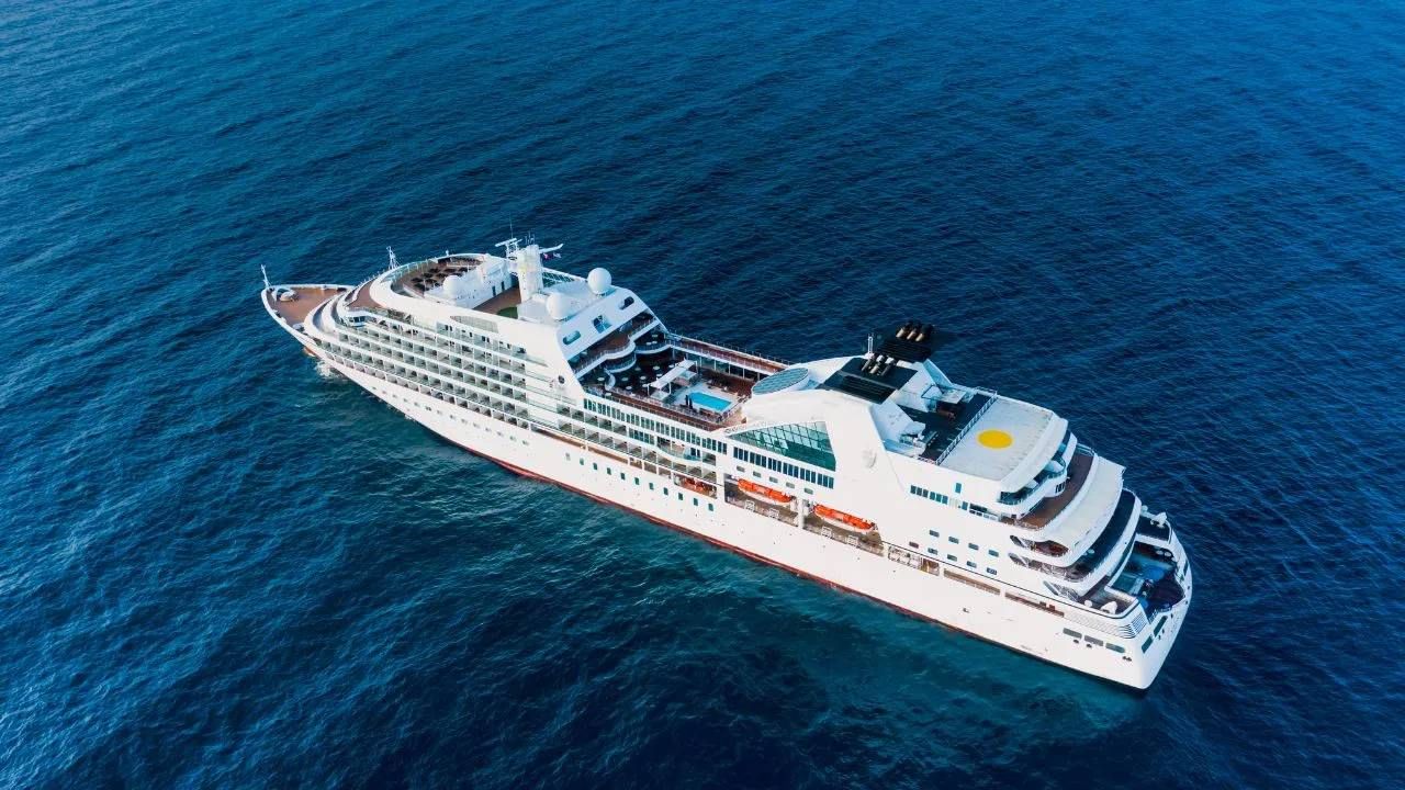 क्रूझवर कित्येक कडक नियम आहेत. त्याचं पालन करणं अत्यंत कंपल्सरी आहे. क्रूझवर काम करणाऱ्यांना खूप सांभाळून राहावं लागतं. न्यूयॉर्क पोस्टच्या रिपोर्टनुसार, क्रूझ चालवणारे आणि क्रूझवर काम करणाऱ्यांनी प्रवाशांशी बातचीत करू नये. प्रवाशांपासून दूरच राहिलं पाहिजे. 